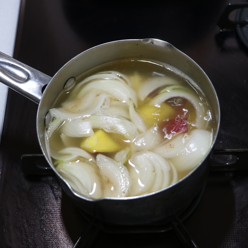 鍋にだし汁と1を入れて中火にかける。沸騰したら火を弱め、さつま芋が柔らかくなるまで煮る。