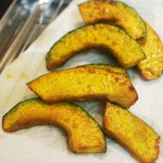 揚げ油を180度に熱し、かぼちゃを素揚げする。竹串がすっと通ればOK。