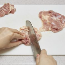 鶏肉を食べやすい大きさにそぎ切りして、塩こしょうする。※そぎ切りすることで鶏肉に味が染み込みやすくなります。