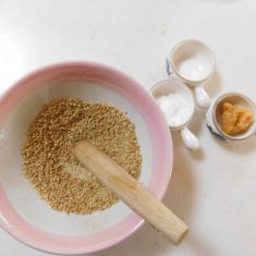 すり鉢でごますり、（A）の調味料をいれ混ぜ、水切りした豆腐をいれ、よくする。