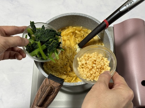 ③に冷凍のままのほうれん草と揚げ玉をいれ、ほうれん草が温まったら、蕎麦にかける。