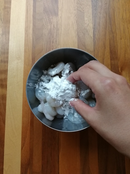 むきえびは塩と片栗粉（共に分量外）をもみ込んでから水で良く洗い、ペーパーで水分を拭き取る。包丁で刻んだり押しつぶしたりして、ミンチ状にする。ナンプラー、酒、塩、コショウ、片栗粉をそのまま混ぜ込む。