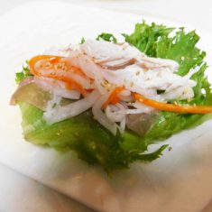 ぬるま湯にライスペーパーをサッと浸し、レタス、生ハム、②のなます、とりささみをいれ、巻いて出来上がり。