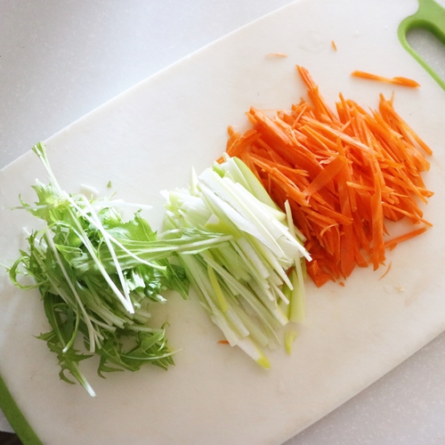 人参、ねぎは細切りに、水菜は5㎝程度の長さに切る。