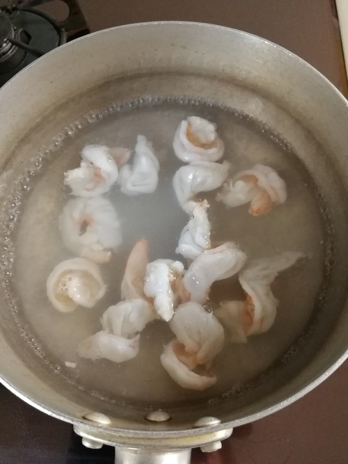 むきえびは塩水でよく洗い、背ワタを取り、大きい場合は半分に切る。鍋に分量外の水・酒・塩を入れて沸騰させ、むきえびをさっとゆでる。