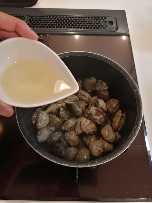 深みのある鍋にオリーブオイルとにんにくを入れて火にかけ、にんにくがキツネ色になったら①のあさりを入れ、白ワインを加えて蓋をして酒蒸しにする。