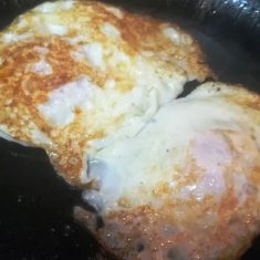 こんがり焼いたトーストを添え、お好みで塩、コショウ、バターといただきます。濃い目のミルクコーヒーといただくのが南インド流。