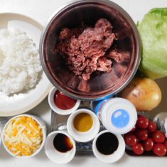 玉ねぎはみじん切りにして、フライパンに油大さじ1～とニンニクをいれ、玉ねぎとひき肉を炒める。