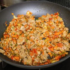 合いびき肉を加えたら、焼き色がつくまであまり触らず、焼き色がついたらひっくり返す。