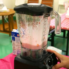 ミキサーで混ぜ合わせる。