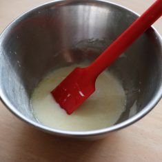 ヨーグルトにレモンのしぼり汁、にんにくすりおろし、オリーブオイル、塩を加えてよく混ぜる