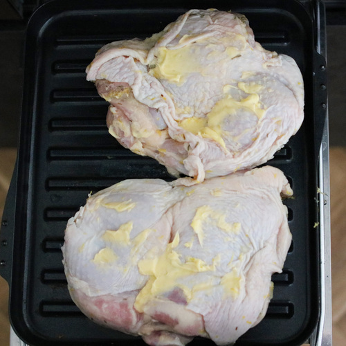 鶏もも肉をマルチグリルの波型プレートに皮目が上になるように乗せる。皮目にバターを塗ったら、オートメニュー［鶏もも焼き］で加熱する。