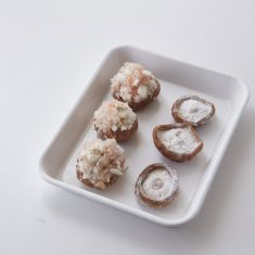 ビニール袋に=A=と２をいれる。
はんぺんの形がなくなるまでよく混ぜだら、１をいれ、さらに混ぜ合わせる。