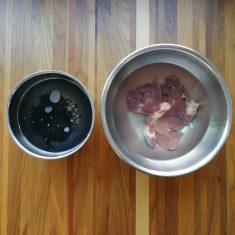 長ひじきは良く水洗いし、たっぷりの水で表示時間通り戻る。