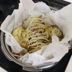 圧力鍋に水を2㎝程度入れ、蒸し器を入れ、7分加圧し、火をとめたら圧力が抜けるまで放置する。