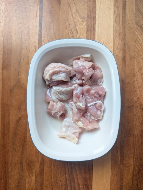 鶏もも肉は2㎝角に切り、酒（分量外）をふっておく。