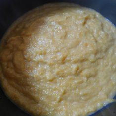 水分が飛び、柔らかくなった③をブレンダーなどにかける。
