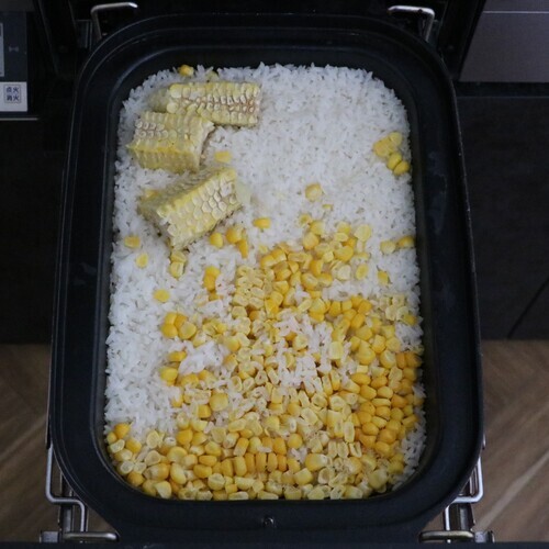 マルチグリルのオートメニュー[炊き込みご飯]で炊飯する。炊き上がったら芯を取りのぞき、全体を混ぜる。
