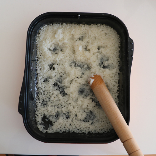 もち米が炊き上がったらすりこぎ棒などで米を半分程度つぶし（これを半殺しといいます）、あんと同様に1:3に分けて両方を10個ずつ、計20個に分けて丸める。