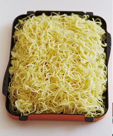 なんと一番上に麺! 上火に近いところが焼けてかた焼きそば風になります。