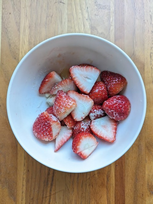生苺ソースを作る。
苺は洗ってヘタを取り除きよく拭き、半分に切ってやや大き目の耐熱ボウルに入れ、残りの砂糖（20g）とレモン汁を混ぜる。