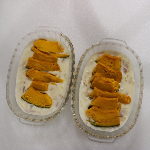 耐熱皿に4を入れ、かぼちゃを並べたらシュレッドチーズをかける。