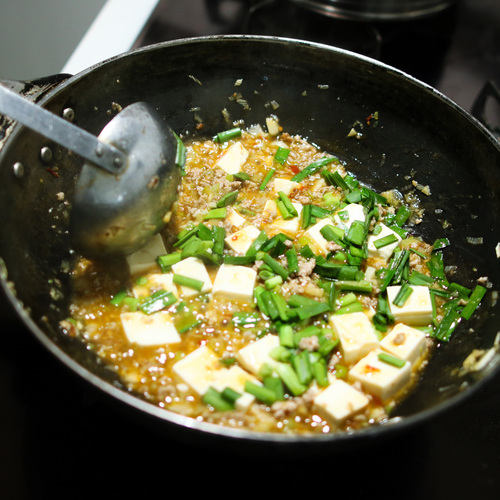 水200ml、酒、鶏ガラスープの素、絹ごし豆腐を入れて煮たてたら水溶き片栗粉を加え、そのまま中火で3分ほど煮る。混ぜるときは、豆腐をつぶさないようにお玉の腹で押すようにして混ぜる。