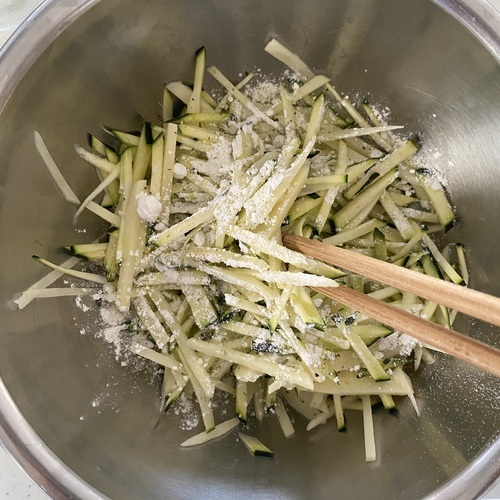 ボウルに①を入れて混ぜる。薄力粉と塩、黒胡椒を加えて全体にまぶす。
