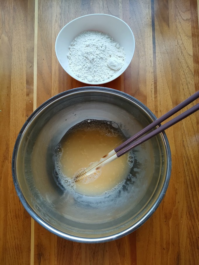 卵と水を良く混ぜ、お好み焼子を練らないようにさっくり混ぜる。