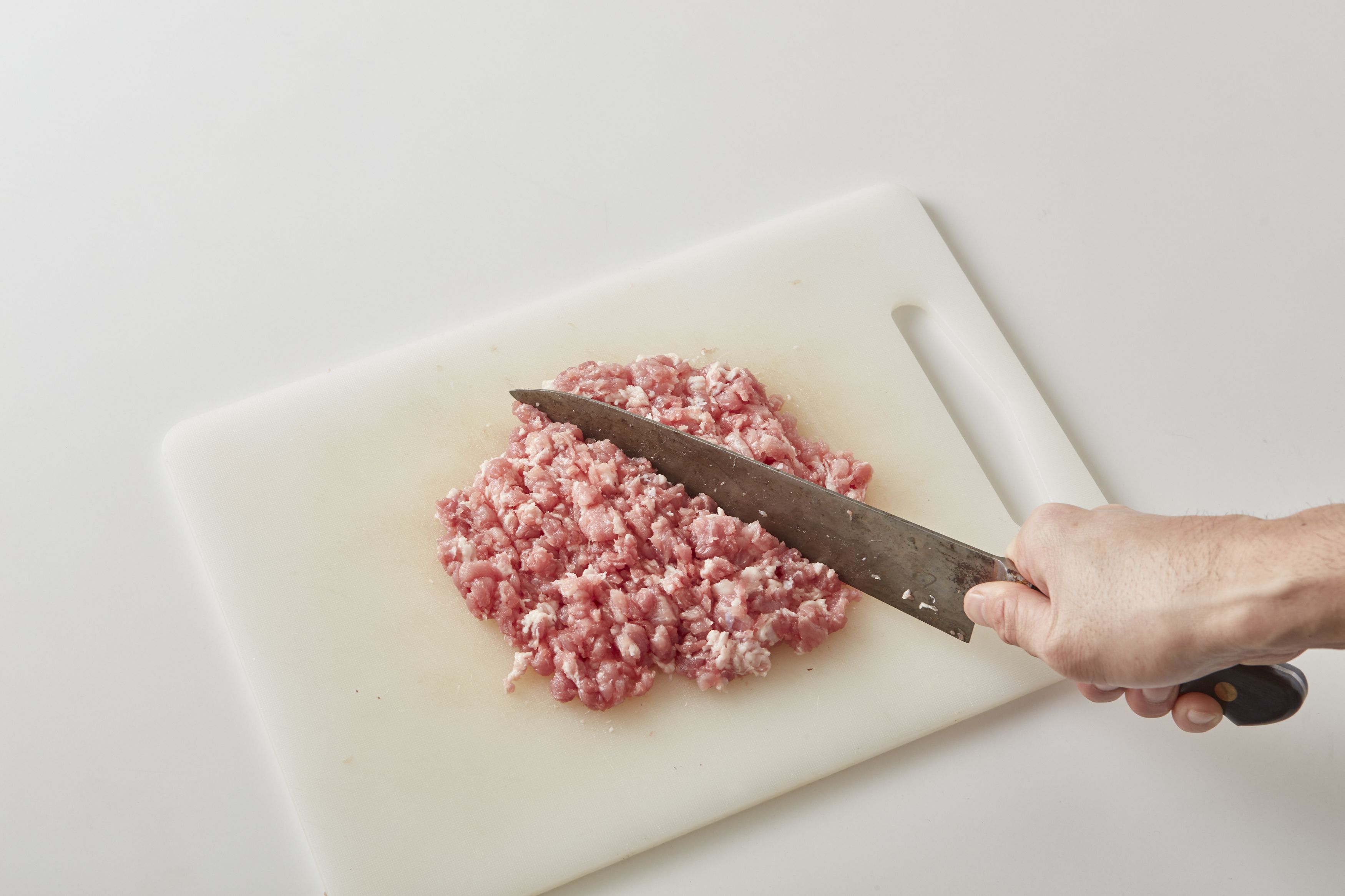 豚肉を粗みじん切りにする。