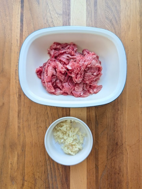 牛肉は1㎝幅に切る。
にんにく・しょうがはみじん切りにする。