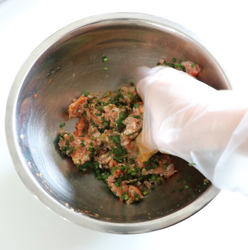 ボウルにニラ、豚ひき肉、しょうが、塩、豆板醤を入れてよく混ぜる。