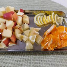 ①でカットした果物を容器にいれ、赤ワインを注ぐ。　