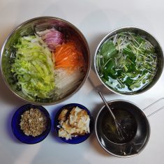 ピーナッツはざく切りにする。(A)を混ぜてドレッシングを作る。