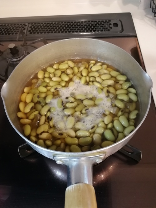 煮立ったら豆を入れ、再度沸騰したら弱火にして1分煮る。