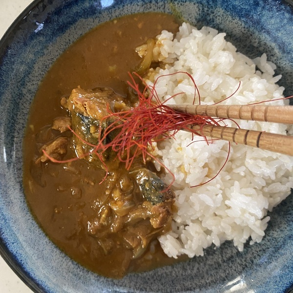 器にご飯と⑤を盛り付ける。糸とうがらしをのせて完成。
