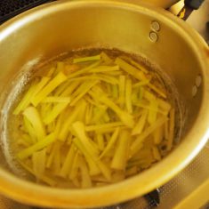 お湯でさっと茹で、ざるに揚げる。
