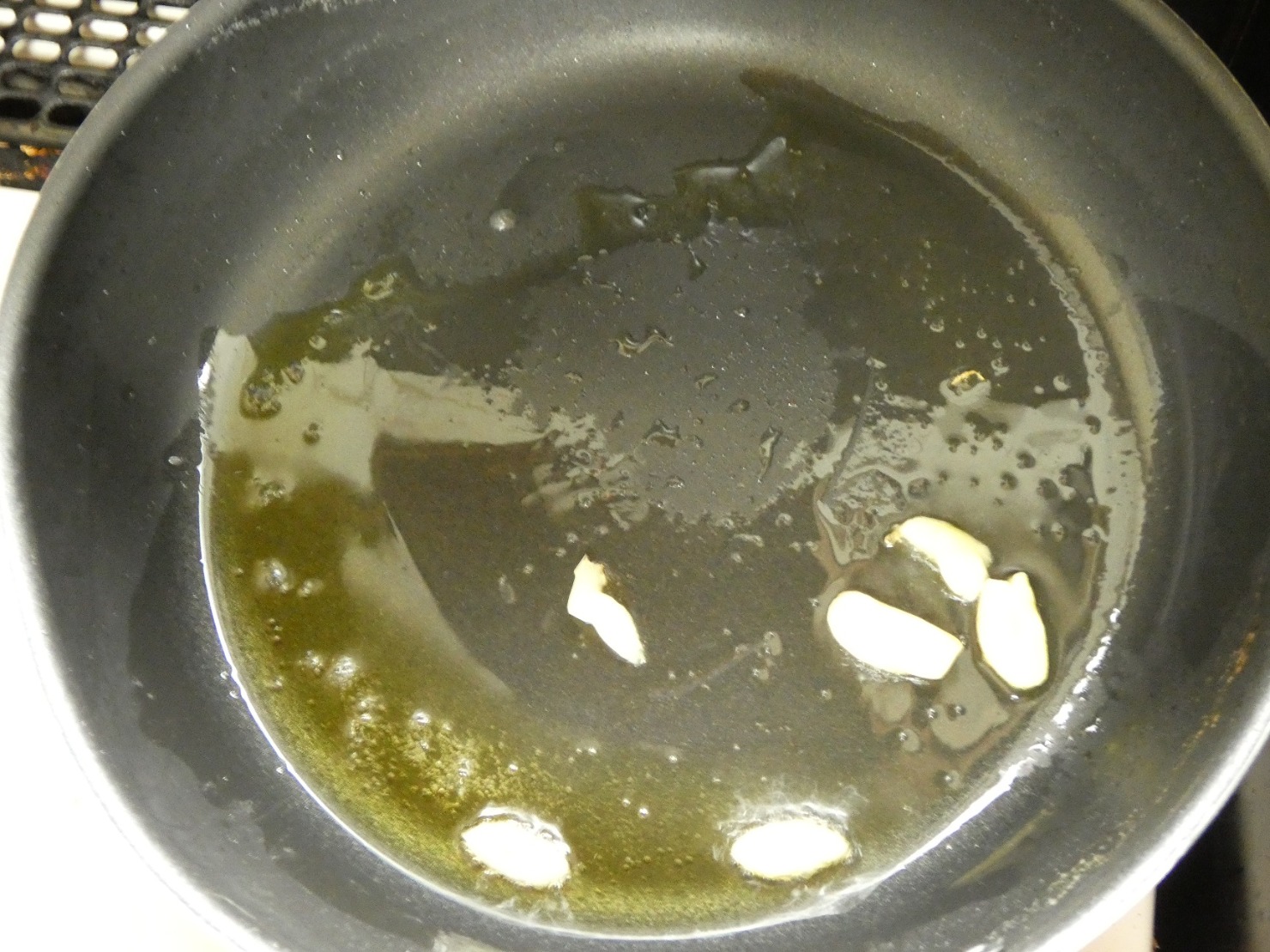 フライパンにオリーブオイルとにんにくを入れて、弱火で炒めます。