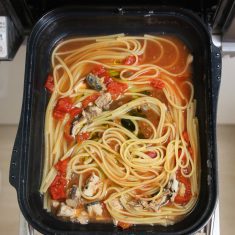 キャセロールの蓋を開け、オリーブオイルを加えてサッと混ぜて皿に盛り付ける。お好みでバジルを飾り付ける。