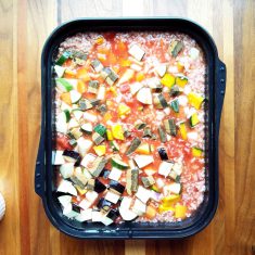 キャセロールに挽肉、野菜、水、カレールウを入れて満遍なくまぜる。アルミ箔で落し蓋をしてから、キャセロールの蓋をして、調理モード「煮る」で20分加熱する。