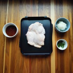鶏肉は皮にフォークで穴をあけ、塩コショウをして小麦粉をまぶし、プレートパンに置き調理モード［鶏もも焼き］火加減・中で焼く。