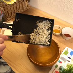 熱したフライパンで、じゃこをカリカリになるまで炒める（油は入れない）。