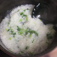トッピングに塩、梅干し、ごま、ザーサイ、にんにく醤油などお好みのものを準備してお召し上がりください。
