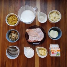 （下準備）牛乳は温めておく。オーブンは、230℃で20分予熱しておく。