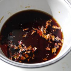調味料と鷹の爪を混ぜ合わせる。