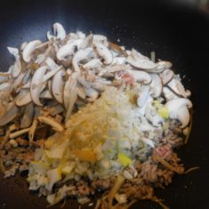 鍋にごま油を熱し生姜を加え、香りがでたらひき肉をいれ、酒と塩を加える。