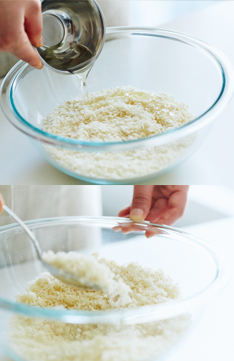 パン粉100g に対してサラダ油大さじ1と1/2をまわしかけ（写真上）、油が均等になるまでスプーンで混ぜます（写真下）。ノンフライ用パン粉のできあがり。