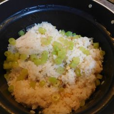 炊きあがったら小口切りにしたふきを混ぜ合わせ、出来上がり。