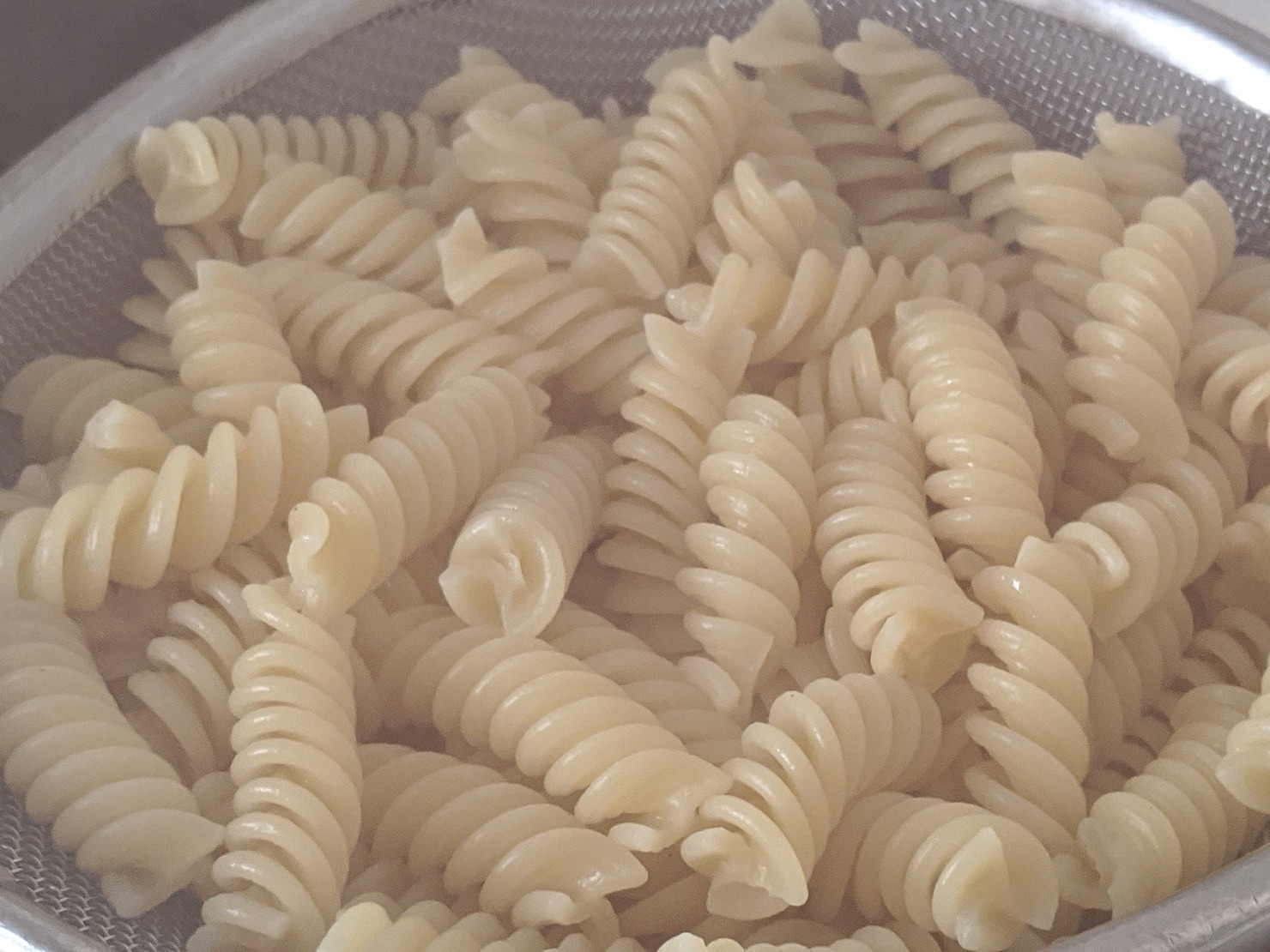 たっぷりの熱湯で洗った卵とショートパスタを茹でる（水分の1%塩を加える）