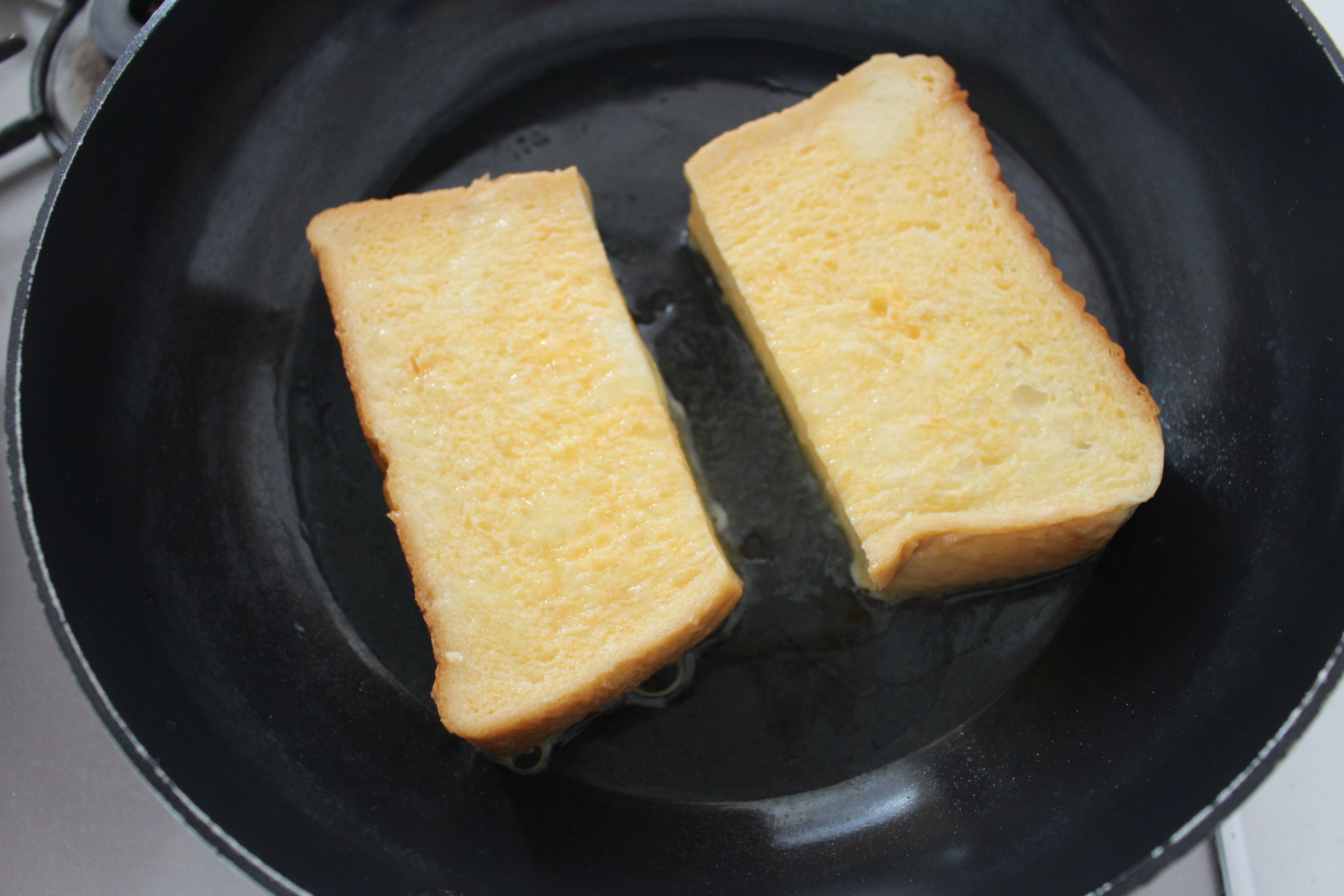 フライパンにバターを弱火で熱し、2の食パンを焼く。